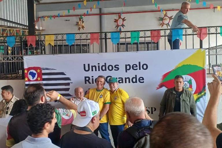 Bolsonaro e Paulo Junqueira (à dir.), presidente do Sindicato Rural de Ribeirão Preto, durante evento para arrecadar alimentos