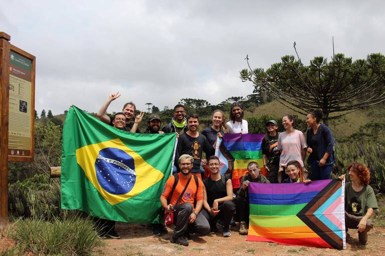 Grupo de montanhistas LGBTQIA+ fazem trilha em Campos do Jordão, interior de São Paulo