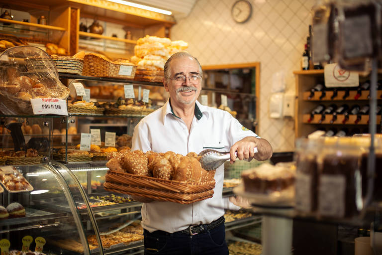 Com clientela fiel, padaria de bairro resiste às grandes redes