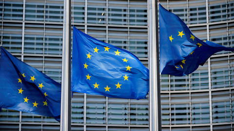 FILE PHOTO: European Union flags fly outside the European Commission headquarters in Brussels, Belgium, March 1, 2023.REUTERS/Johanna Geron/File Photo ORG XMIT: FW1