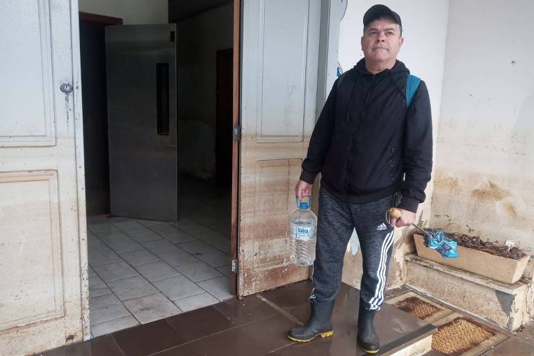 Depois de quase um mês, o funcionário público Marcelo Mesko, 55, conseguiu voltar para seu apartamento nesta segunda-feira (27), no Centro Histórico de Porto Alegre. Local foi atingido por cheia do Guaíba.