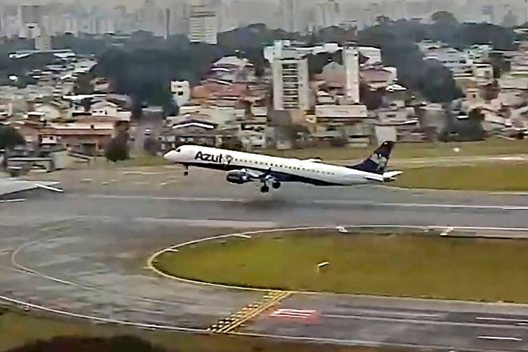 Avião da Azul decola nos metros finais da pista do Aeroporto de Congonhas