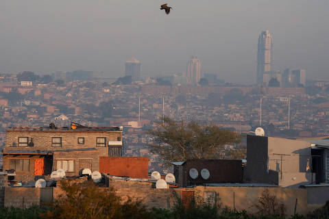 A general view of the township of Alexandra with the affluent suburb of Sandton in the background a day before the national election in Johannesburg, South Africa May 28, 2024. REUTERS/Ihsaan Haffejee ORG XMIT: BLR