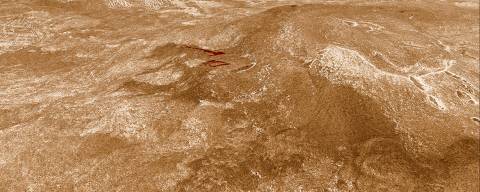 Em vermelho as áreas com fluxos de lava na encosta do vulcão Sif Mons, em Vênus