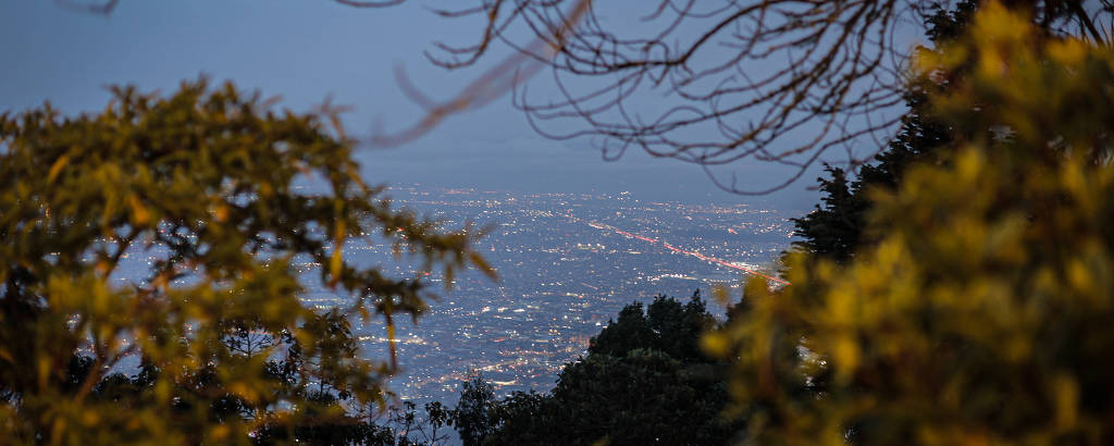 Vista do alto do Cerro de Monserrate. É possível ver toda a extensão do centro da cidade e alguns prédios maiores, iluminados