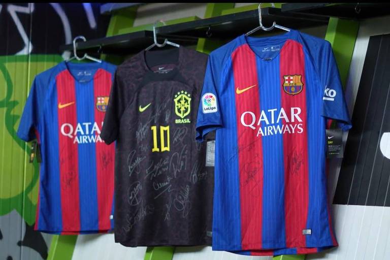 Camisas autografadas que serão leiloadas em evento beneficente do Neymar Jr