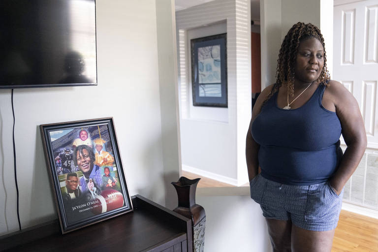 Jackie Ferguson em sua casa. O filho dela, Jaylor Ferguson, jogador do Baltimore Raves, morreu de overdose em 2022