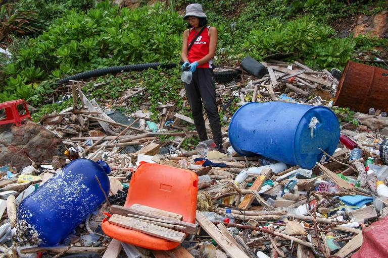 CHINA - Educadora ambiental coleta resíduos plásticos durante a limpeza de praias em Hong Kong