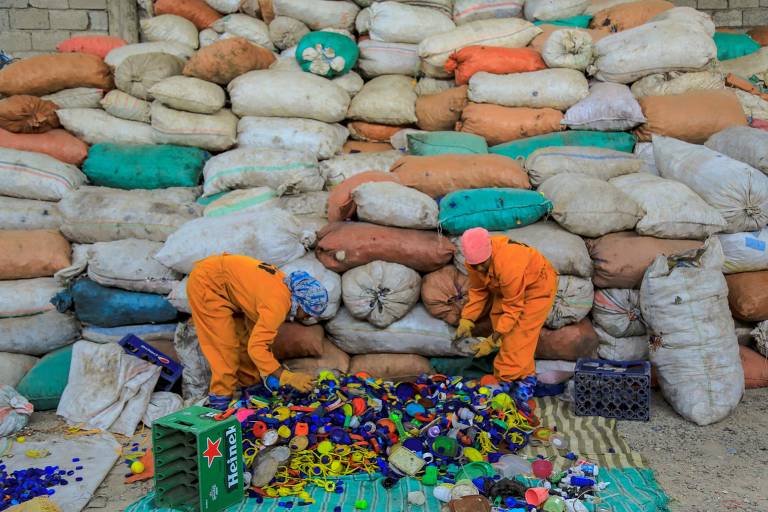 ETIÓPIA - Trabalhadores fazem a triagem de resíduos plásticos em Addis Ababa que são convertidos em blocos de concreto para construção civil