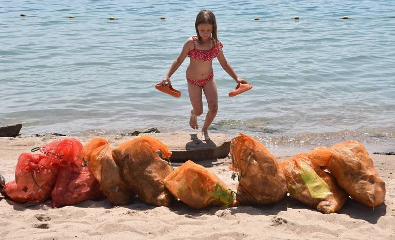 QUIRGUISTÃO - Sacos de resíduos coletados por mergulhadores voluntários no lago Issyk Kul, o décimo maior do mundo e o maior de água salgada da Ásia Central