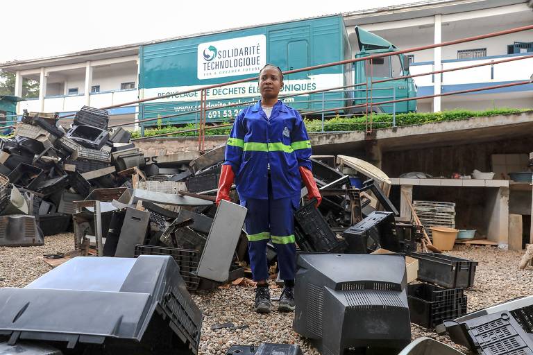 CAMARÕES - Trabalhadora autônoma camaronesa entre resíduos eletrônicos e tubos de televisores, coletados por organizações não-governamentais para que não tenham destinação ambientalmente inadequada