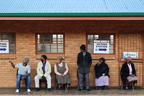 People queue to cast their votes in the South African elections at Mahlanhle Primary School in Ga Mahlanhle, Limpopo Province, South Africa, May 29, 2024. REUTERS/Alet Pretorius ORG XMIT: LIVE