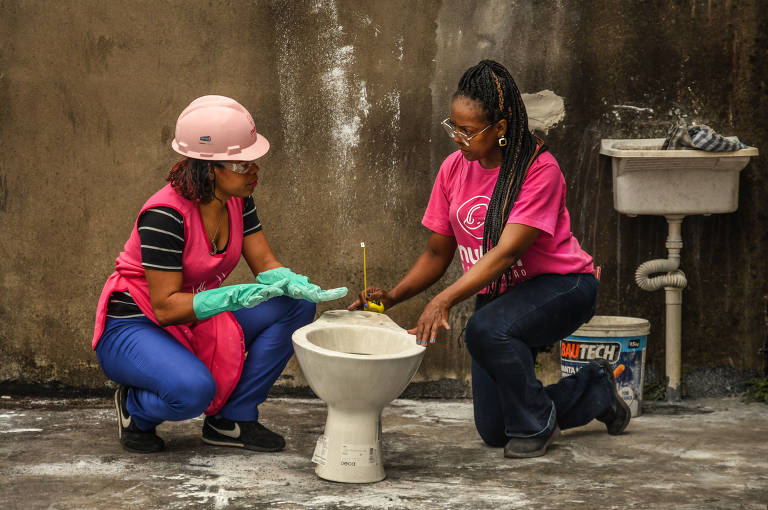 A instrutora, Sandra Aparecida dos Santos Bernardo, 46 (à direita), orienta aluna durante aula
