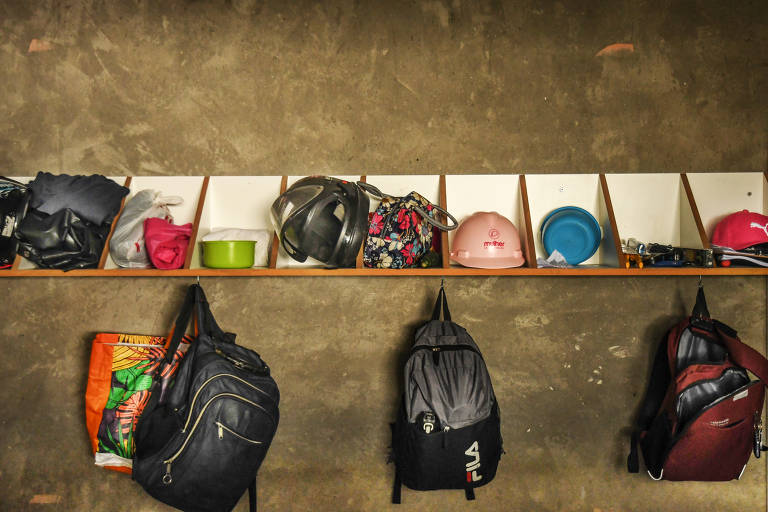 Mochilas e apetrechos das alunas do Mulheres em Construção ficam pendurados em galpão doado por comerciante de Taboão da Serra