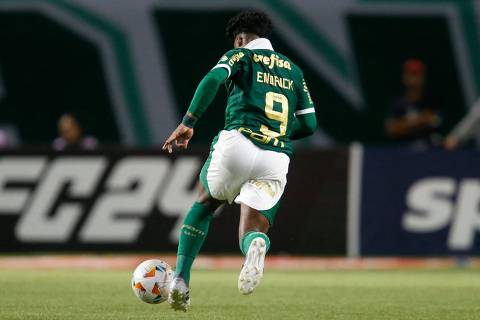 Palmeiras' forward Endrick controls the ball during the Copa Libertadores group stage second leg football match between Brazil's Palmeiras and Ecuador's Independiente del Valle at Allianz Parque in Sao Paulo on May 15, 2024. (Photo by Paulo Pinto / AFP)