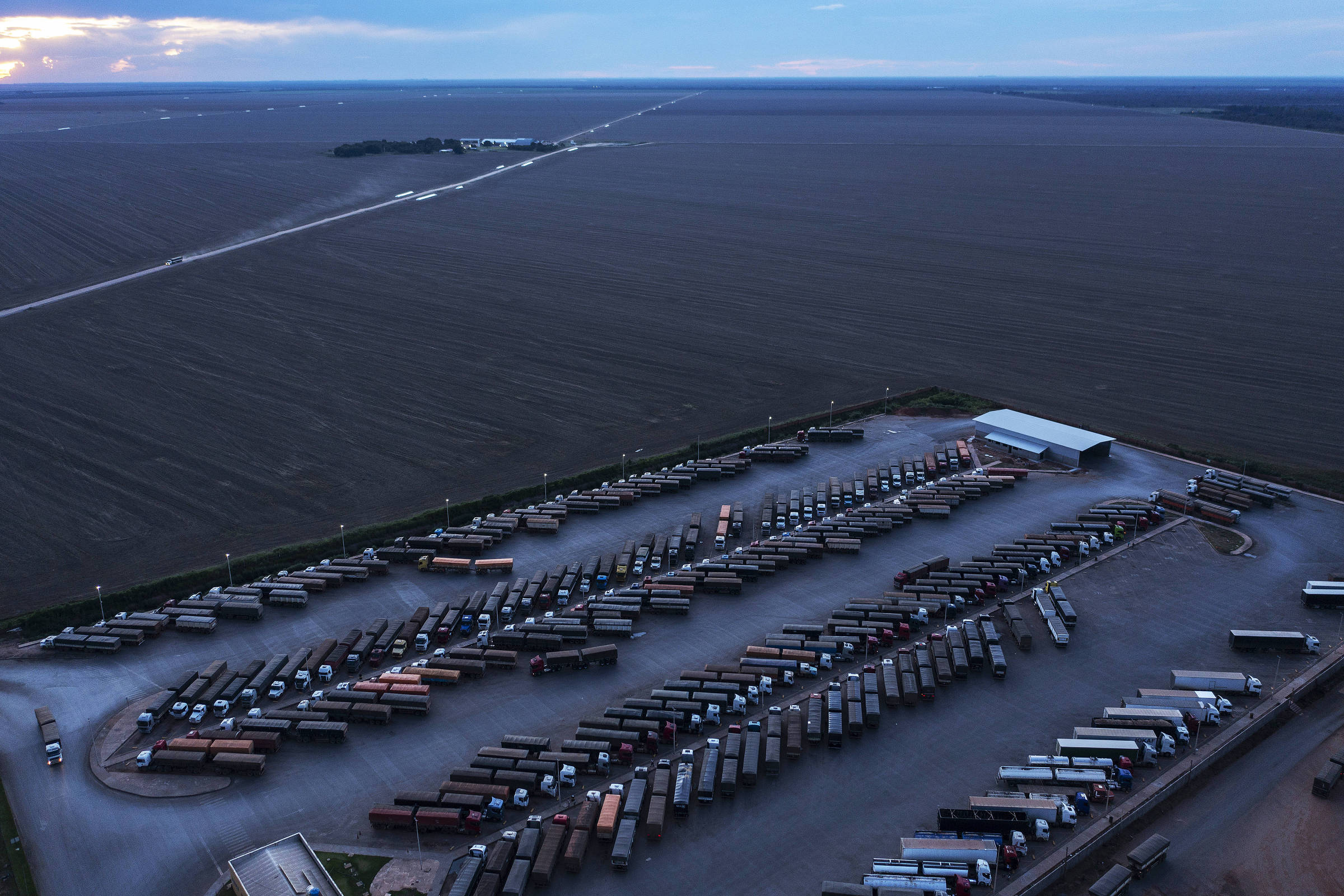 Vista aérea de estacionamento de caminhões