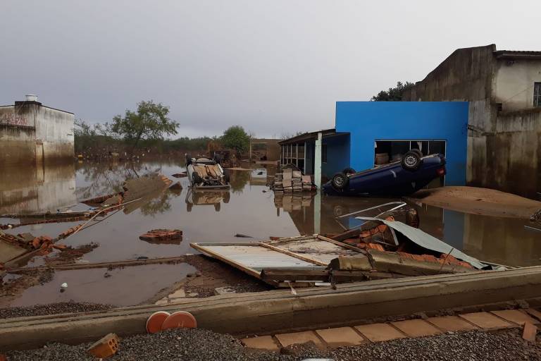 Região das ilhas de Porto Alegre tem destruição após enchente