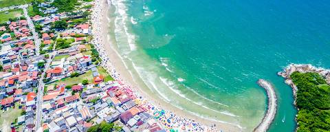 FLORIANÓPOLIS, SC, 15.01.2019 - Vista aérea da praia da Barra da Lagoa em Florianópolis, em Santa Catarina. (Foto: Eduardo Valente/FramePhoto/Folhapress)