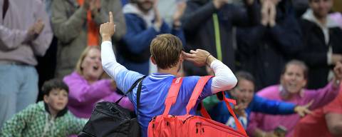 Belgium's David Goffin cheers spectators and celebrates after winning his men's singles match against France's Giovanni Mpetshi Perricard on day three of the French Open tennis tournament at the Roland Garros Complex in Paris on May 28, 2024. (Photo by Bertrand GUAY / AFP)