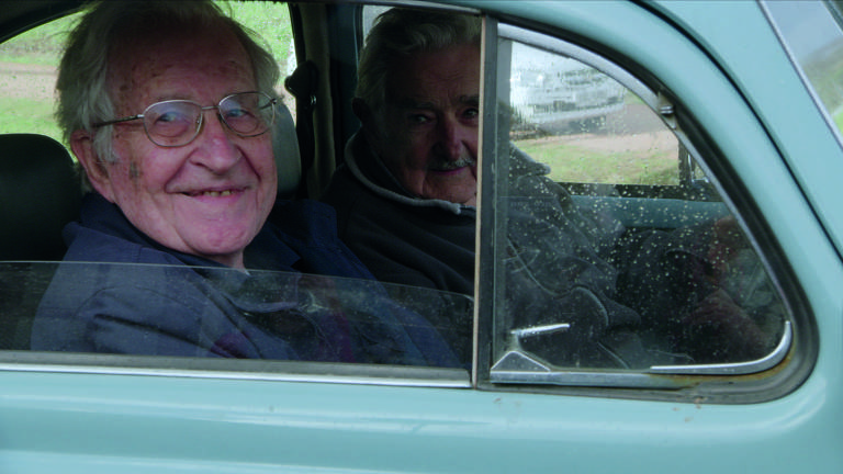 dois homens brancos idosos dentro de fusca azul