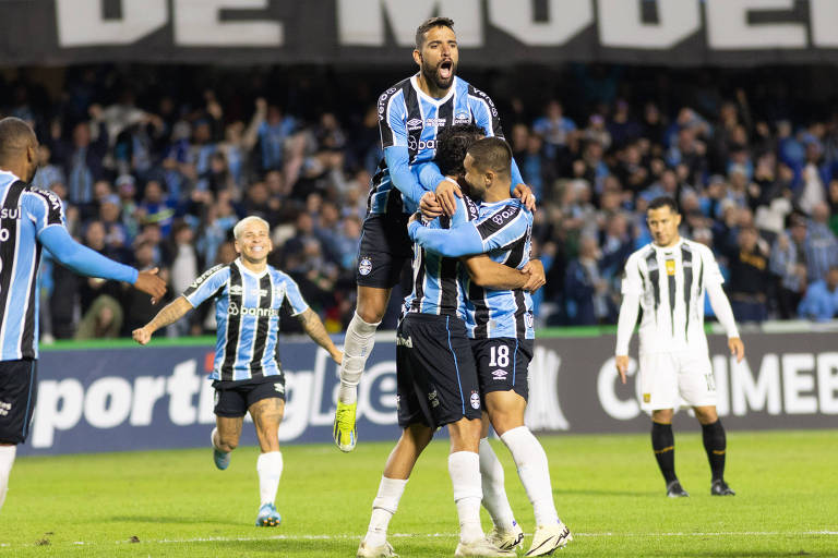 João Pedro comemora o gol durante a partida entre Grêmio e The Strongest pela Libertadores
