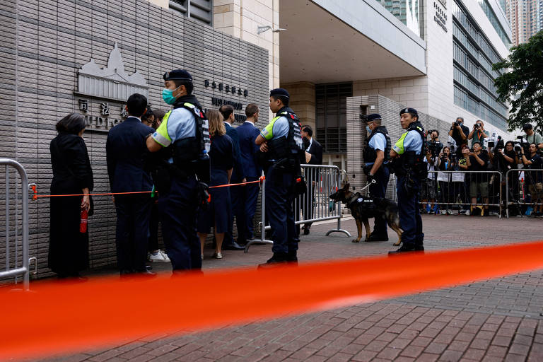 Polícia monta guarda do lado de fora do prédio do Tribunal de Magistrados de West Kowloon, antes do veredito dos 47 ativistas pró-democracia acusados ​​de acordo com a lei de segurança nacional, em Hong Kong, China
