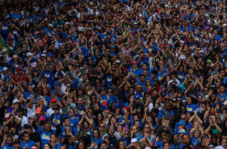 Pessoas com camisetas azuis em uma multidão