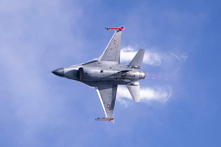 Um F-16 dinamarquês durante voo de demonstração a partir da base de Skrydstrup 