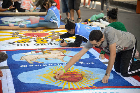 RIO DE JANEIRO, RIO DE JANEIRO, BRASIL. 30.05.2024 - Fiéis confeccionam os tradicionais tapetes de Corpus Christi no centro do Rio de Janeiro. Foto: Tomaz Silva/Agência Brasil DIREITOS RESERVADOS. NÃO PUBLICAR SEM AUTORIZAÇÃO DO DETENTOR DOS DIREITOS AUTORAIS E DE IMAGEM