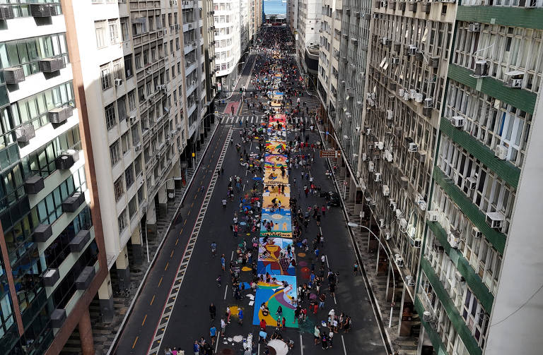 Fiéis confeccionam os tradicionais tapetes de Corpus Christi em Niterói, no Rio de Janeiro