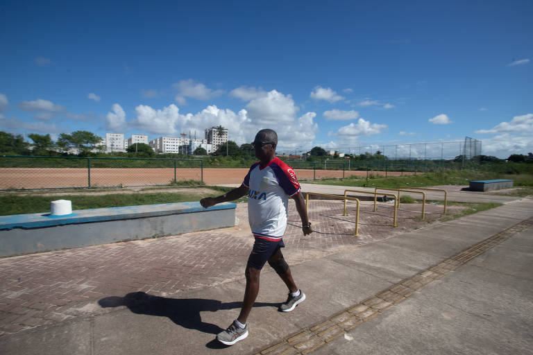Homem caminhando no Parque Rosa dos Ventos, no Jardim das Margaridas, em Salvador