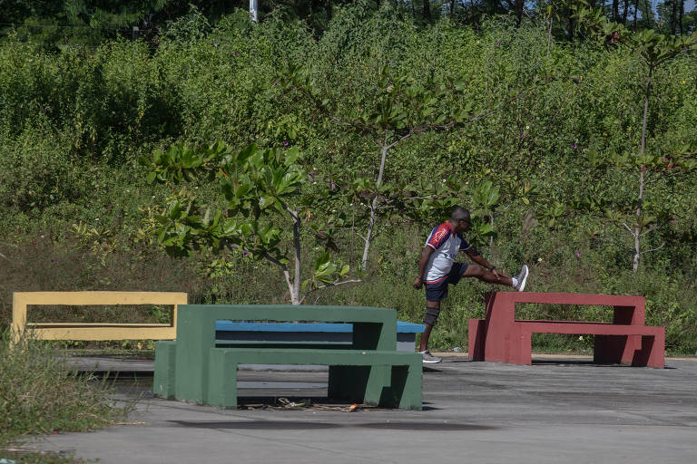 Homem se exercita no Parque Rosa dos Ventos; moradores reclama de falta de manutenção da área