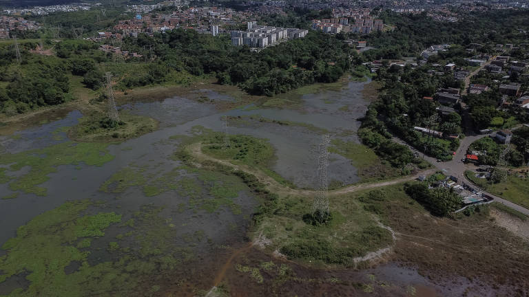 Reservatório de amortecimento em parque de bairro de Cassange; moradores reclamam que alagamentos persistem