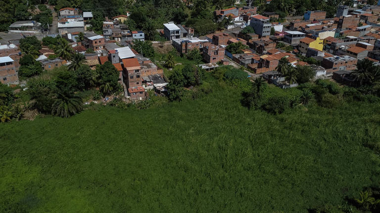 Casas construídas às margens do Reservatório de Amortecimento ao lado do Parque das Águas, em Lauro de Freitas