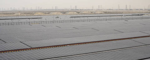 Arrays of solar panels that help power the Jazlah Water Desalination plant, reducing carbon dioxide emissions, in Jubail, Saudi Arabia, March 4, 2024. The kingdom is trying to juggle its still vital petroleum industry with alternative energy sources like wind and solar as it faces pressure to lower carbon emissions. (Iman Al-Dabbagh/The New York Times) ORG XMIT: XNYT0081