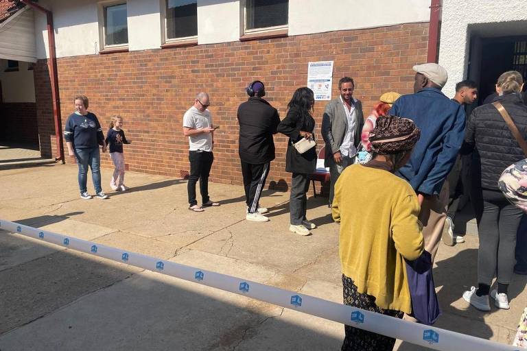 Eleitores em escola no bairro de Houghton, em Joanesburgo