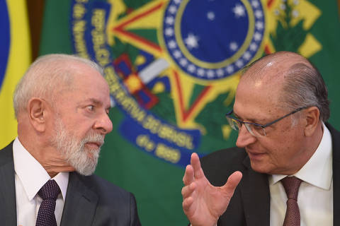 (240529) -- BRASILIA, 29 mayo, 2024 (Xinhua) -- El presidente brasileño, Luiz Inácio Lula da Silva (i), y el vicepresidente brasileño, Geraldo Alckmin (d), conversan durante una reunión llevada a cabo para anunciar nuevas medidas de apoyo a la población y la reconstrucción de Río Grande Do Sul, en el Palacio de Planalto, en Brasilia, Brasil, el 29 de mayo de 2024. (Xinhua/Lucio Tavora) (lt) (jg) (da) (vf)