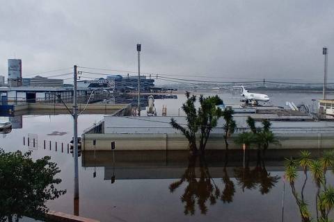 O nível da água baixou no aeroporto internacional Salgado Filho, na zona norte de Porto Alegre, mas áreas externas e de acesso ao terminal ainda apresentam pontos de alagamentos. 