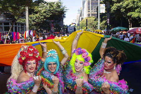 Sao  Paulo, SP, BRASIL, 11-06-2023:  27¼ edicao da Parada do orgulho LGBT+.   Drag Queens no inicio do desfile da Parada do Oruglho LGBT+ na av Paulista  (Foto: Eduardo Knapp/Folhapress, COTIDIANO)