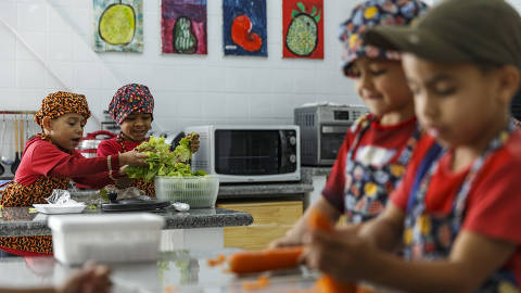 SÃO PAULO, SP, BRASIL. 31/08/2023 - Fotos na EMEI Dona Leopoldina, uma escola de educação infantil com um  projeto pedagógico diferenciado. Nela existe um Conselho Mirim, onde crianças participam das discussões das atividades, uma horta e aulas de culinárias em uma cozinha adaptada para as crianças. (Foto: Jardiel Carvalho/Folhapress, SUP. ESPECIAIS) ***EXCLUSIVO FOLHA