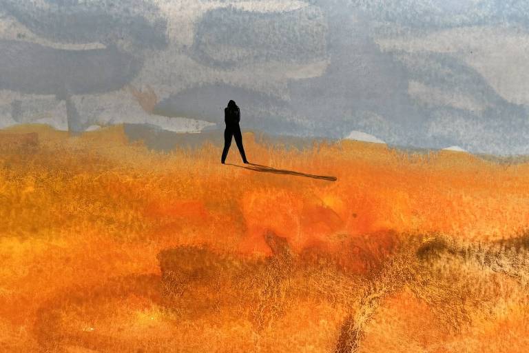 Ilustração de Bruna Barros para coluna de Mário Sérgio Conti. Ao centro, uma pequena silhueta de pessoa faz sombra no chão de cor alaranjada.