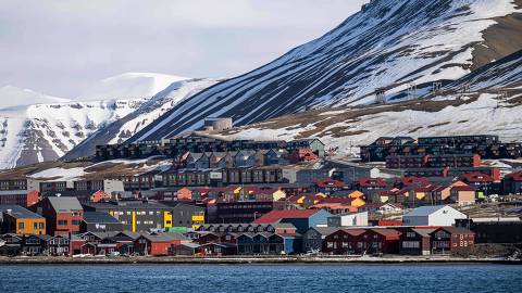 Pictured taken on May 16, 2024 from a boat shows the view of Longyearbyen, located on Spitsbergen island, in Svalbard Archipelago, northern Norway. (Photo by Jonathan NACKSTRAND / AFP) ORG XMIT: jnk