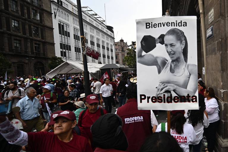 Apoiador da candidata governista à Presidência do México, Claudia Sheinbaum, segura placa com imagem dela durante seu ato de encerramentode campanha na praça Zócalo, na Cidade do México