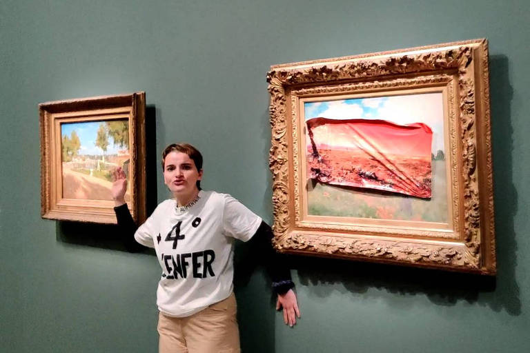 Ativista cola cartaz em quadro de Monet no Museu d'Orsay, em Paris