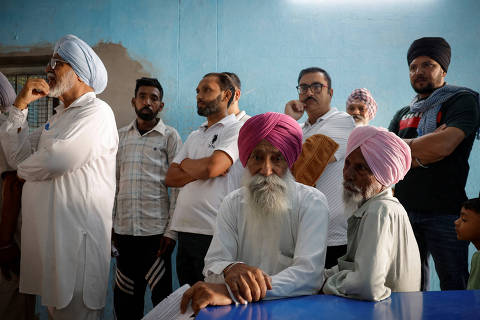 Voters wait to cast their votes at a polling station during the seventh and last phase of the general election, in Faridkot district, Punjab, India, June 1, 2024. REUTERS/Adnan Abidi      TPX IMAGES OF THE DAY ORG XMIT: PPP-DEL207