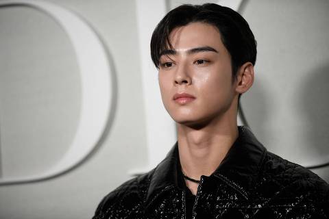 South-Korean singer ans actor Cha Eun-woo arrives to attend the Dior Spring-Summer 2023 fashion show as part of the Paris Fashion Week, in Paris, on September 27, 2022. (Photo by JULIEN DE ROSA / AFP)