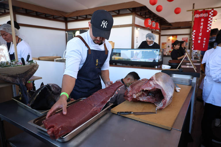 Chefs do Aizome ensinam a limpar um atum durante o festival de gastronômico Taste, com aulas de chefs, restaurantes e diversidade culinárias realizado no parque Vila Lobos