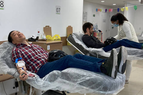 O empresário Bruno Kim e o jornalista Murilo Azevedo doando sangue na campanha do ano passado