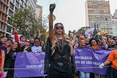 SÃO PAULO (SP), 01/06/2024 - 22° CAMINHADA/MULHERES/LÉSBICAS/BISSEXUAIS/SP - Imagens da 22° Caminhada de Mulheres Lésbicas e Bissexuais de São Paulo, ocorrida na Praça da República, região central de São Paulo, em deslocamento até o Largo do Arouche, neste sábado (1). (Foto: Roberto Sungi/Ato Press/Folhapress) ***PARCEIRO FOLHAPRESS - FOTO COM CUSTO EXTRA E CRÉDITOS OBRIGATÓRIOS***