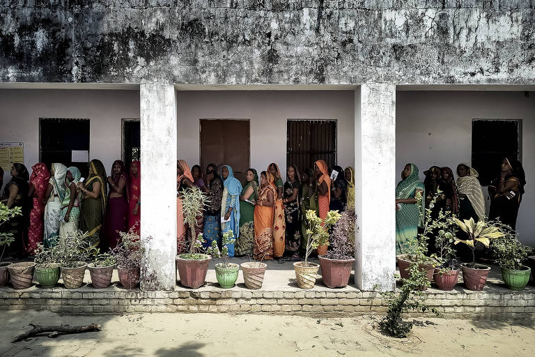 Fila no último dia da votação da Índia, no vilarejo de Bhiti Rawat, em Uttar Pradesh, India